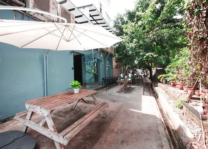 Moni Gallery Hostel Singapore